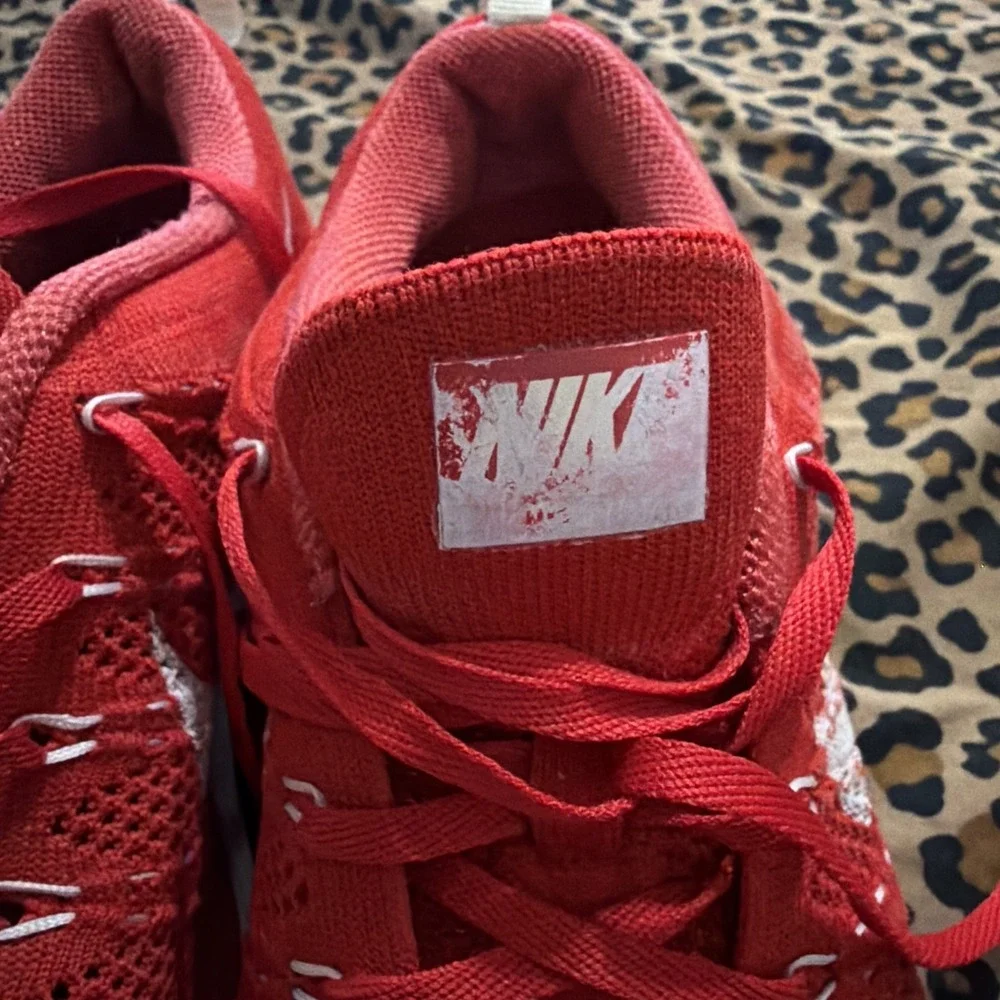 Nike Flyknit Lunarlon Women Size 7.5  Hyper Red Athletic Shoes